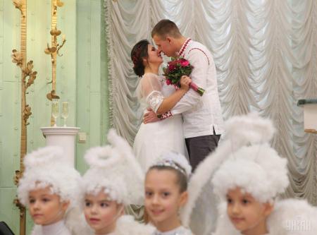 На День влюбленных в Киеве прошел свадебный марафон 