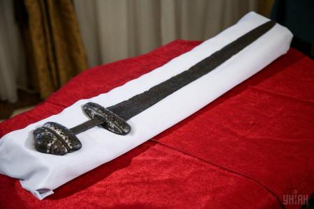 Уникальный меч викингов, которому тысяча лет, останется в Украине