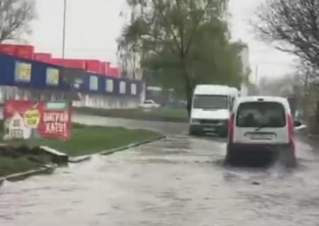 В Черновцах из-за сильного дождя затопило улицу