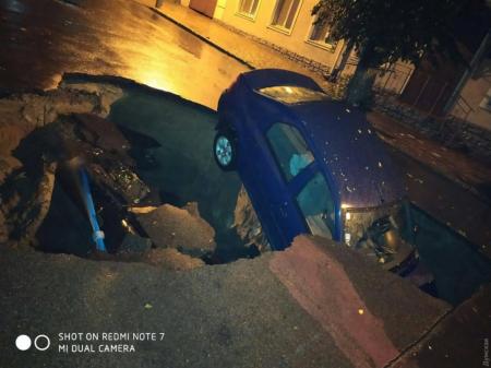 В Белгороде-Днестровском машина провалилась в “дождевую” яму