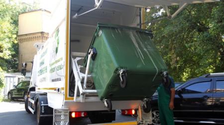 В Полтаве появилась машина для мытья мусорных контейнеров
