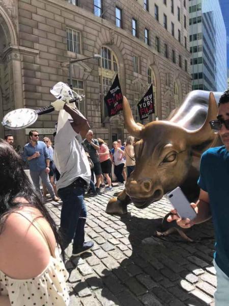 В Нью-Йорке вандал повредил знаменитую статую быка на Уолл-стрит