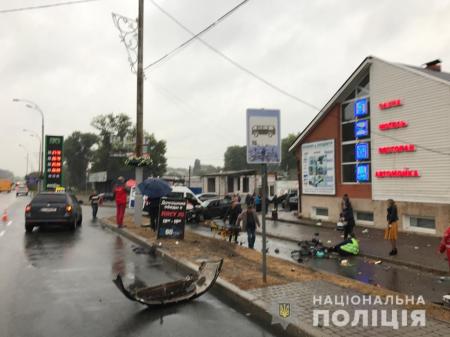 В Броварах сотрудник полиции охраны въехал в остановку, есть погибшая и раненые