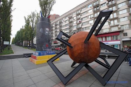 В Киеве перед снесенным памятником Ленину установили инсталляцию 