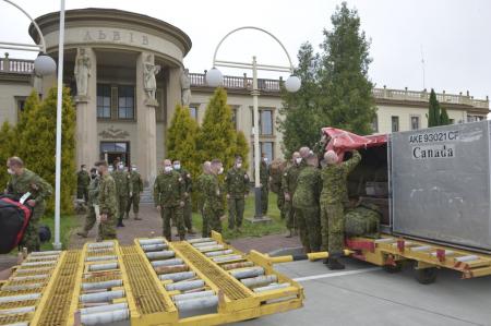 В Украину прибыли 90 военных инструкторов из Канады