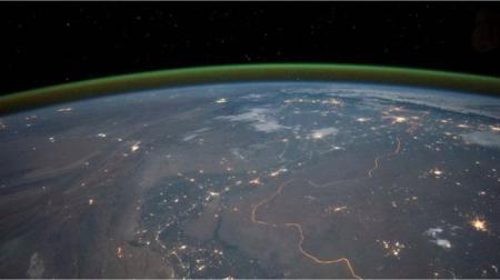 Над Марсом заметили зеленый туман с “подсветкой”
