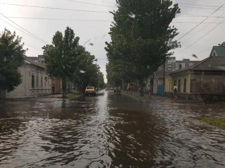 Сильные ливни затопили курортный Бердянск