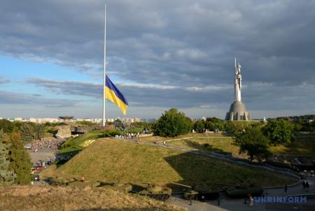 В Киеве подняли самый большой государственный флаг Украины