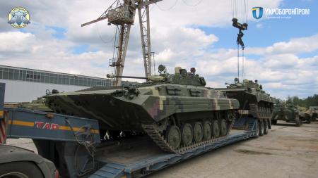 Житомирский бронетанковый передал ВСУ десятки отремонтированных БМП
