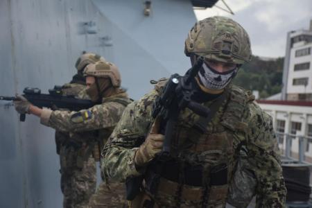 Украинские военные провели тренировку на британском эсминце