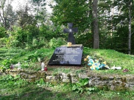 В Польше на разрушенной могиле воинов УПА установили плиту с новыми надписями