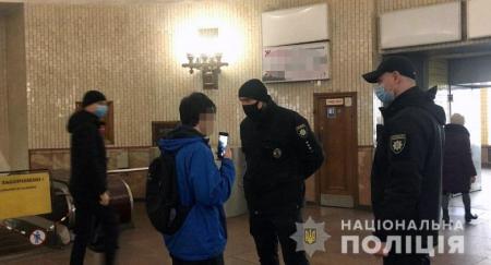 «Карантиные» рейды: полиция штрафует пассажиров без масок в столичном метро