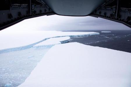 Появились фото гигантского айсберга, который дрейфует к острову в Атлантике