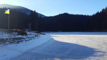 На Закарпатье замерзло озеро Синевир