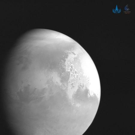 Китайский зонд показал первое изображение Марса