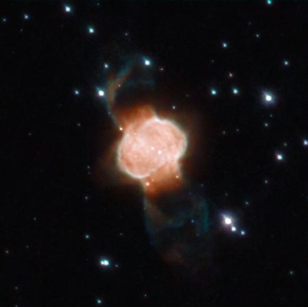 Hubble показал туманность с двумя звездами и «бабочкой»