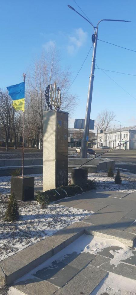 В Лисичанске вандалы повредили памятник Героям-добровольцам