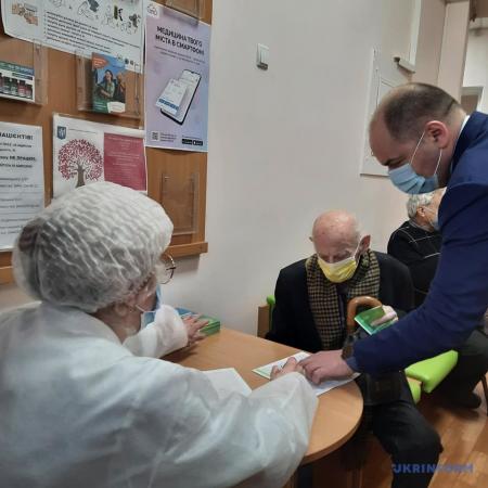 В Киеве начали вакцинировать от коронавируса людей 80+