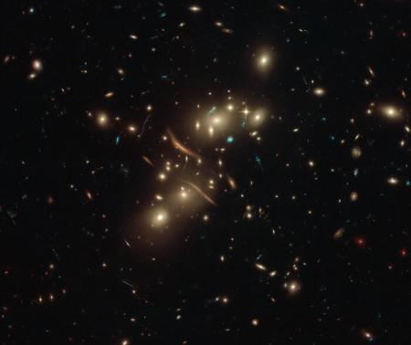 Hubble показал галактическое скопление во Вселенной
