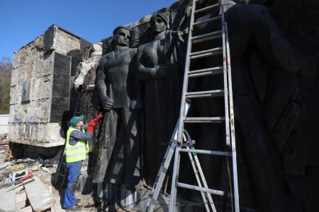 Во Львове демонтируют советский монумент Славы