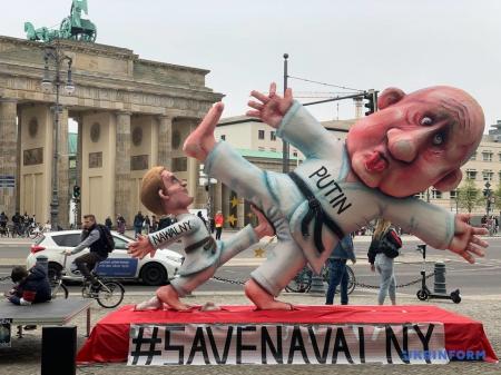В центре Берлина установили гигантскую «скульптуру» - Навальный бьет Путина