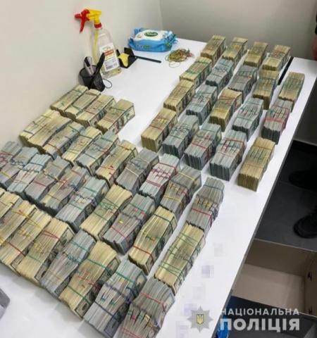 Полиция изъяла у задержанных «авторитетов» более $3,2 миллиона, дорогие авто и оружие