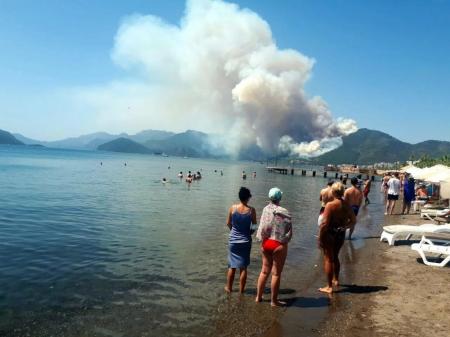 В турецком Мармарисе бушует лесной пожар - в случае угрозы гостиницы эвакуируют