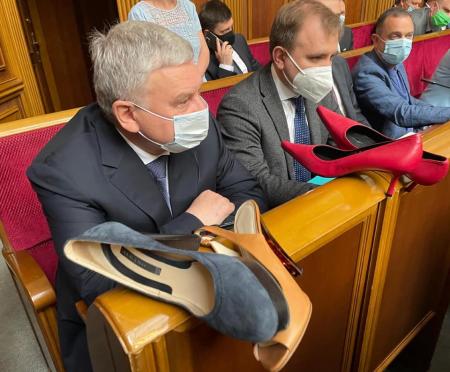 «Лютый трэш»: депутаты вручили министру обороны туфли на каблуках