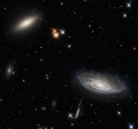 Hubble показал две гигантские галактики