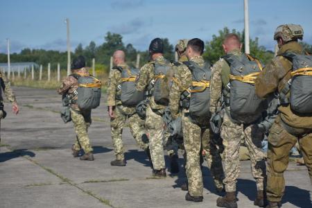 Українські десантники випробовують американські парашутні системи