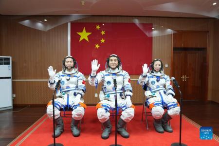 Китай відправив у космос трьох астронавтів на пів року