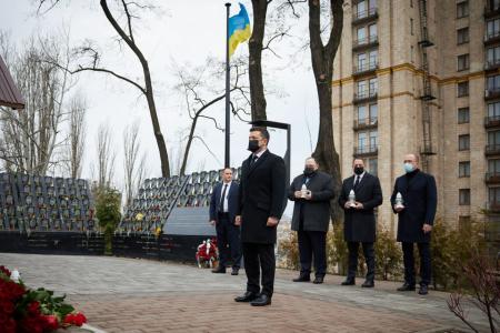 Перші особи держави вшанували пам'ять загиблих на Майдані