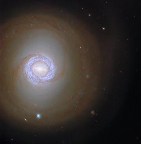 Hubble показав галактику у сузір'ї Піч, відкриту майже 200 років тому