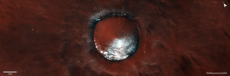 На Марсі зняли накритий водяним льодом кратер