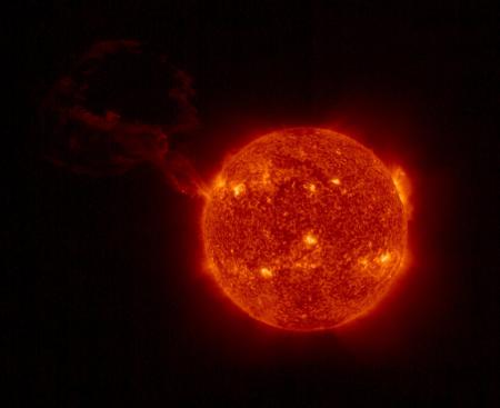 Апарат Solar Orbiter показав гігантський спалах на Сонці
