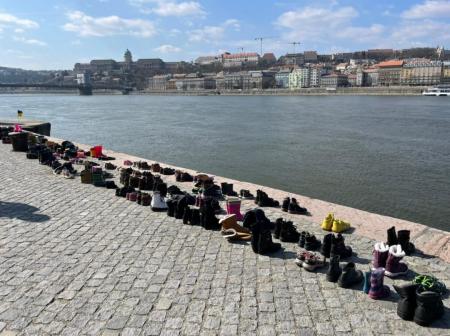 300 пар взуття на березі Дунаю: у Будапешті вшанували загиблих у театрі Маріуполя