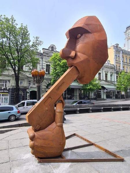 У Києві встановили тимчасову скульптуру «Zaстрелись», присвячену путіну