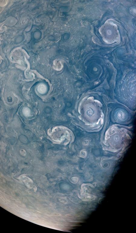 Зонд NASA показав кольорову фотографію вихорів на Юпітері: яскравий кадр