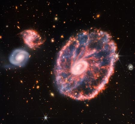 James Webb показав галактику Колесо Воза за хмарою космічного пилу