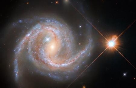 Hubble показав галактику в «серці» сузір’я Гідри