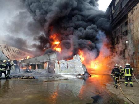 В Днепре вспыхнул масштабный пожар на заводе