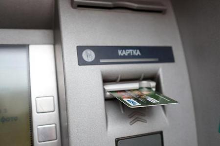 Чем опасны забытые в банкоматах карточки: новая схема мошенников