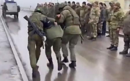 У Росії демонстративно арештували “мобіків” через відмову воювати в Україні