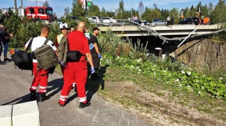 В Финляндии автобус рухнул с моста, есть погибшие 