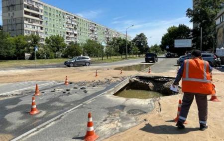 У Києві прорвало водопровід. Ряд житлових масивів залишилися без води: список