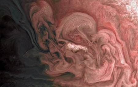 NASA показало фото бури на Юпитере
