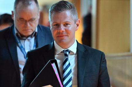 Шотландский министр ушел в отставку из-за переписки с подростком