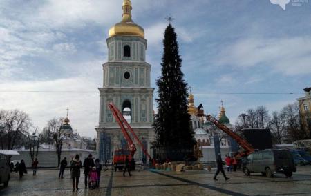 В Киеве на Софийской площади уже демонтируют елку