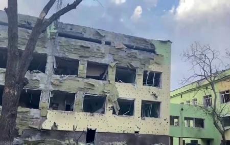Ворог цілеспрямовано скинув авіабомби на дитячу лікарню в Маріуполі: відео і фото руйнувань
