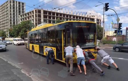 В Киеве пассажиры толкали сломавшийся троллейбус